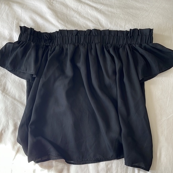 Black ruffled, off the shoulder boxy and flowy top, great with wide leg jeans - Picture 2 of 2